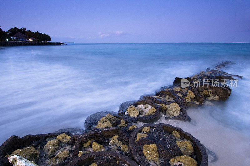 清晨海滩上的岩石