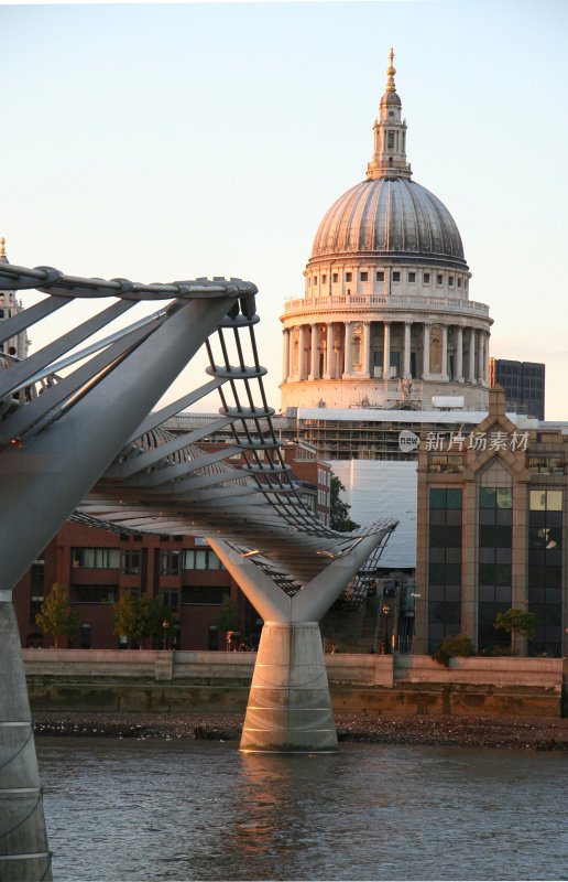 千禧桥——伦敦的标志性建筑