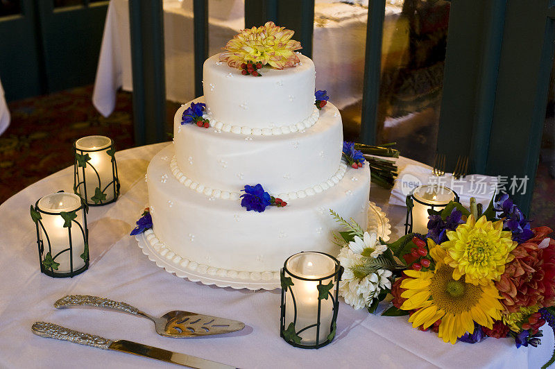 经典的婚礼蛋糕甜点桌子展示