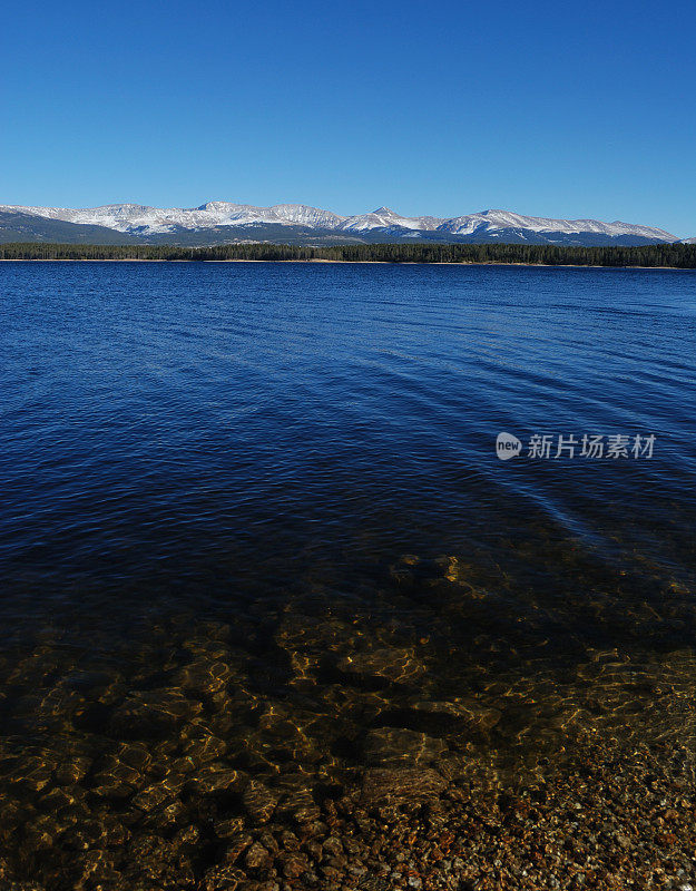 深蓝山湖