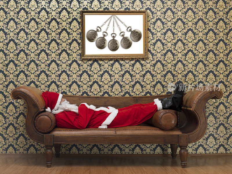 圣诞老人躺在精神病医生的沙发上的完整照片