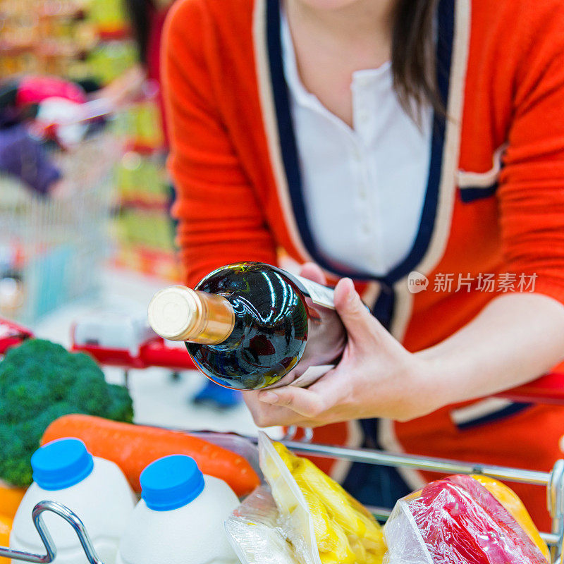 在超市买酒