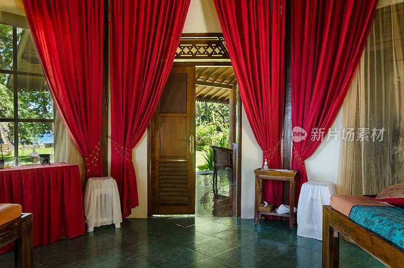 热带度假胜地的温泉与敞开的门和红色的窗帘