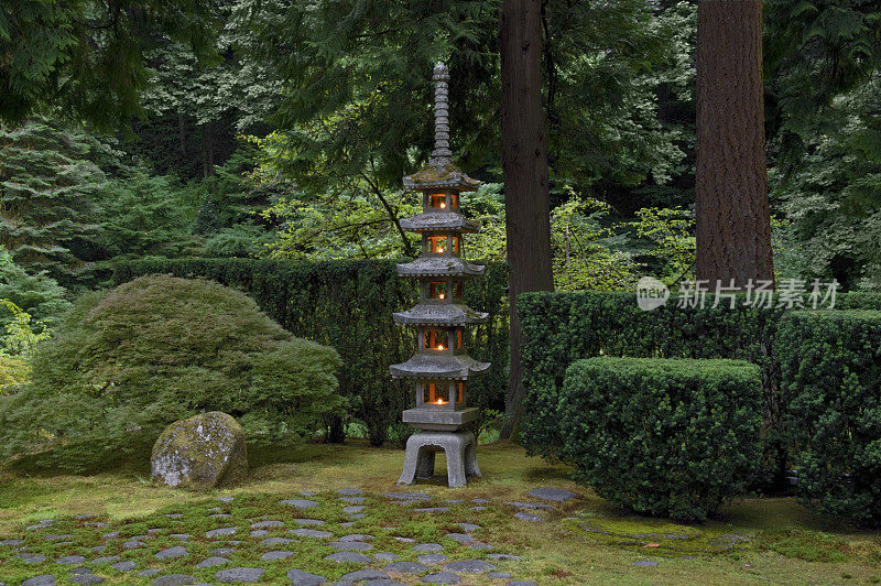 日本花园札幌宝塔灯笼夜晚蜡烛波特兰俄勒冈水平