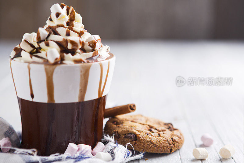 一团一团的热巧克力、奶油、棉花糖和巧克力饼干