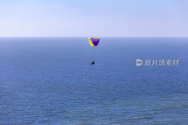 在加州旧金山的海景上空跳伞