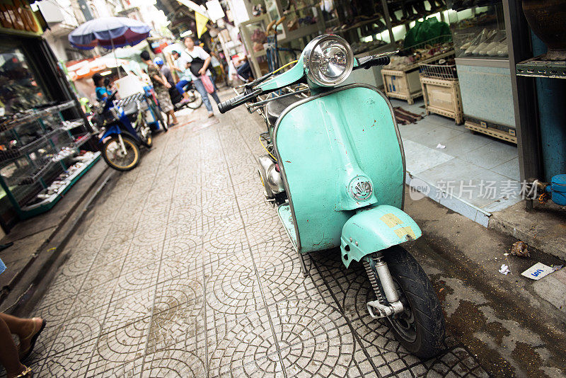 停在曼谷唐人街的老式摩托车
