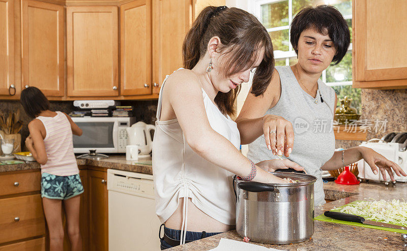 家庭，母亲和两个女儿，煮肉丸