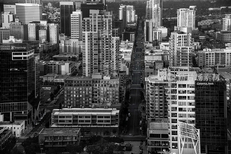 圣地亚哥的城市风景在黑白