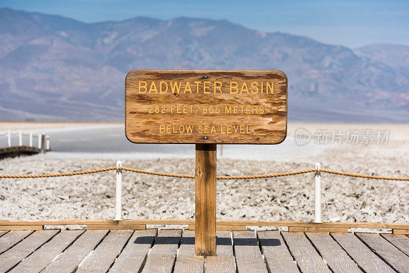 死亡谷国家公园的坏水盆地标志