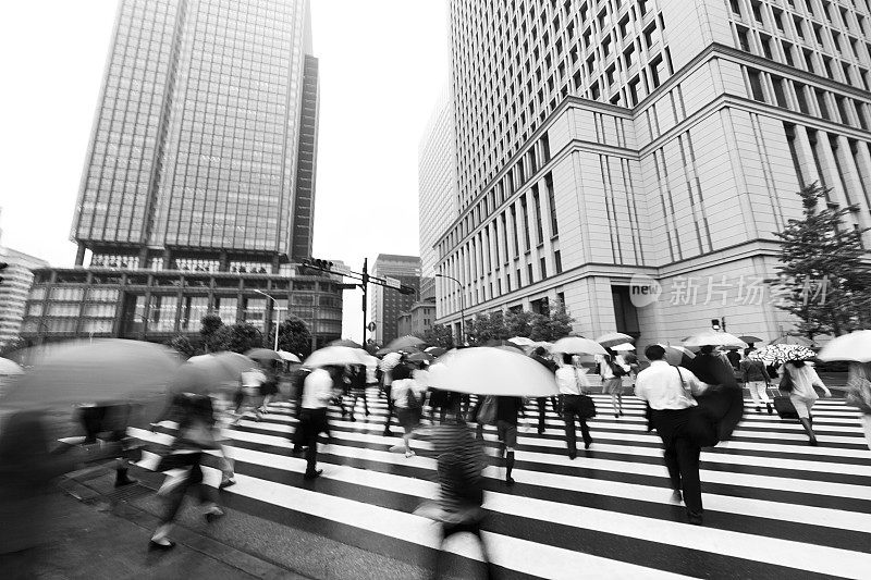 多雨的上班族