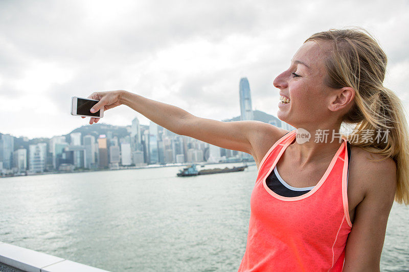 香港一名年轻女子在用智能手机自拍