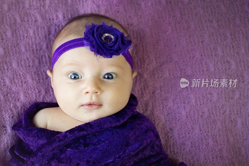 紫色上的宝贝女孩