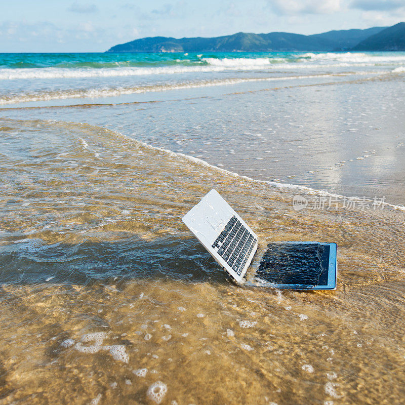 笔记本电脑在海滩