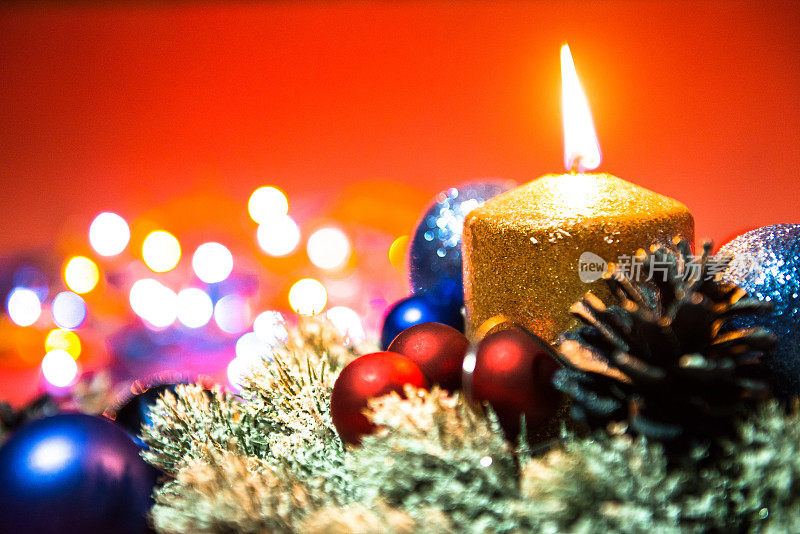 圣诞装饰品，装饰物，圣诞夜的蜡烛和闪闪发光的灯