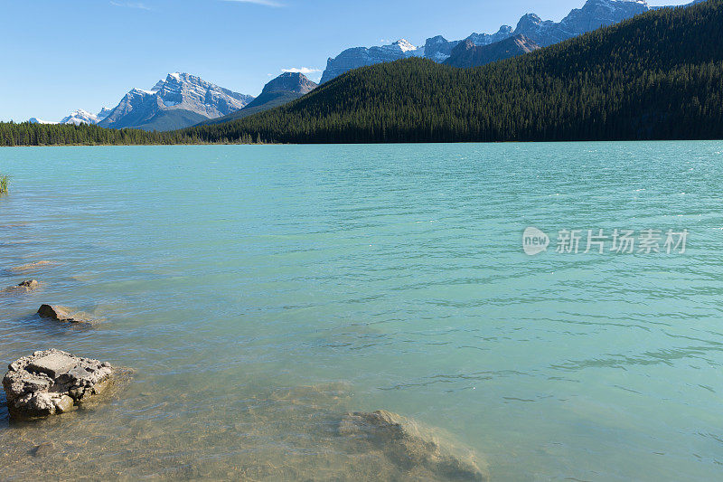 加拿大落基山脉夏季山景景观