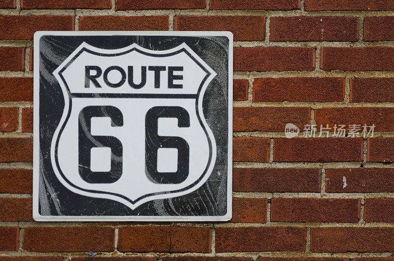 砖墙上的66号公路标志