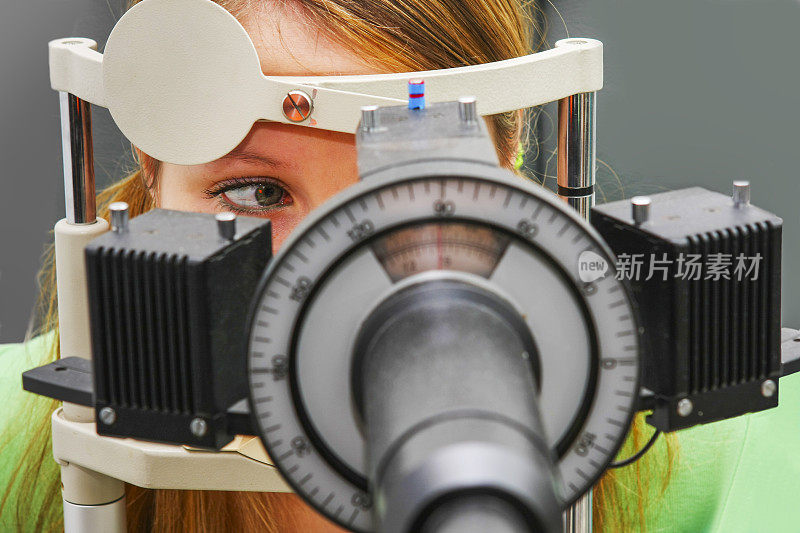 年轻女孩在验光师检查她的视力