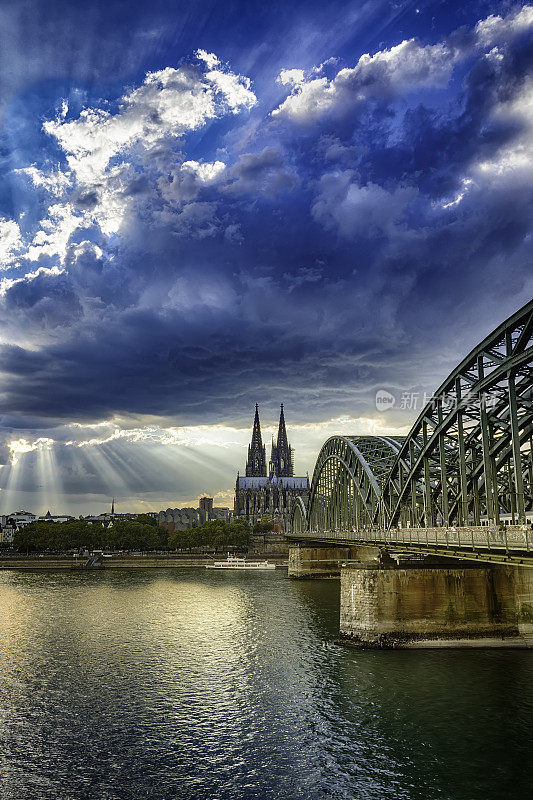 科隆大教堂全景和Hohenzollernbrücke日落(HDR)