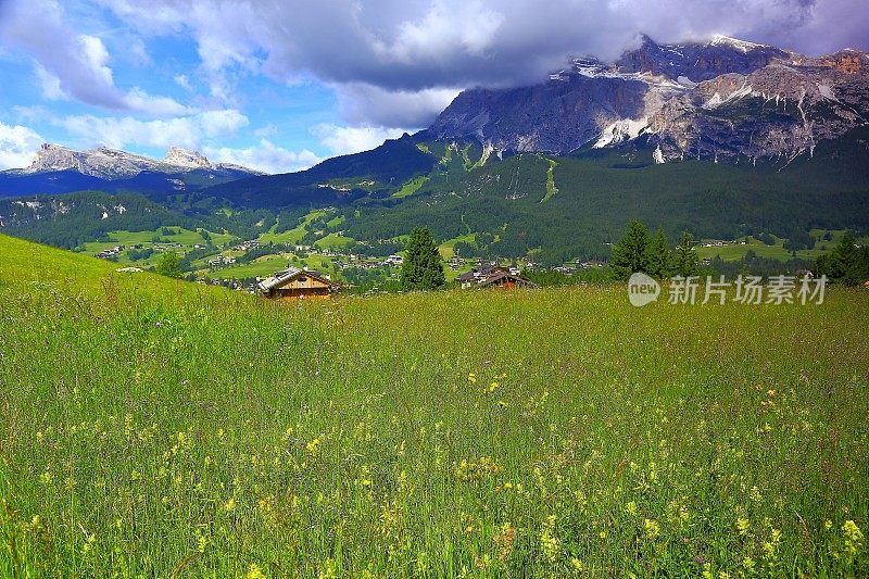 科尔蒂纳阿尔卑斯村草地日出，白云石，意大利泰洛阿尔卑斯