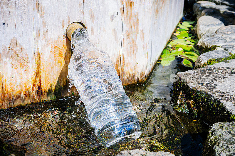 日本松本源池的塑料水瓶正在重新灌装