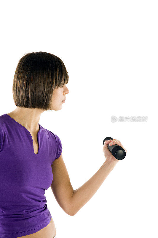 一个年轻女子用哑铃锻炼的肖像