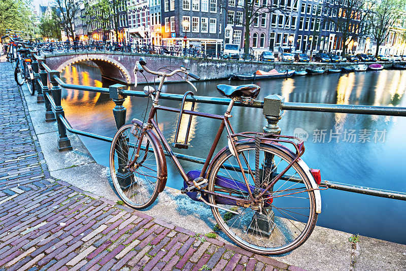 阿姆斯特丹的自行车和水渠夜景