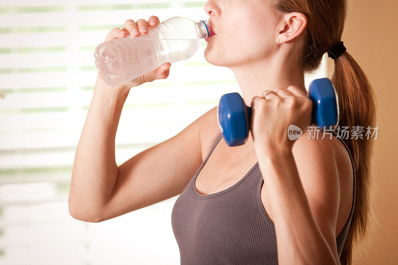 女人锻炼时喝水