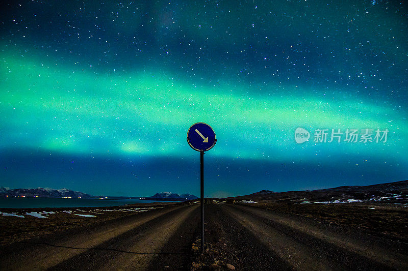 在冰岛有天体北极光的碎石双车道
