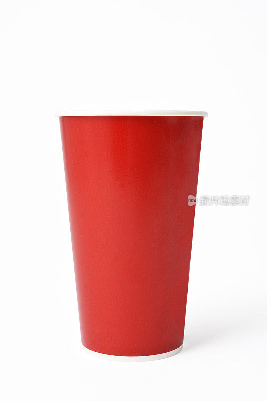 白色背景上的红色一次性纸杯的孤立镜头