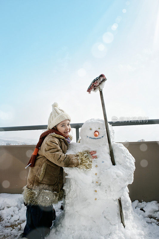 快乐的女孩和雪人