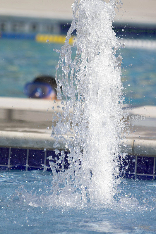 游泳者在游泳池戴通气管护目镜。