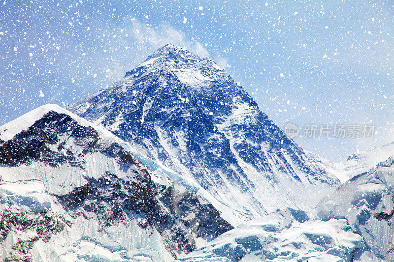 珠穆朗玛峰和卡拉帕特尔的降雪