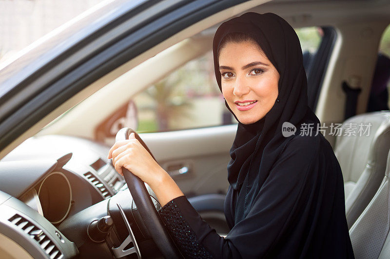 阿拉伯妇女开车
