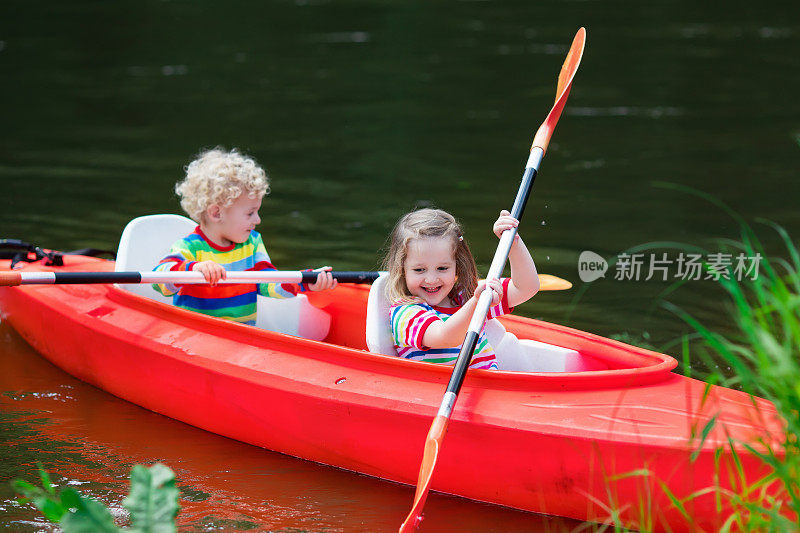 孩子们在夏令营里划皮划艇