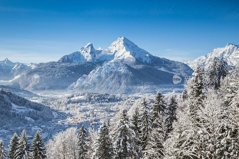 德国贝希特斯加登瓦茨曼阿尔卑斯山田园诗般的冬季风景