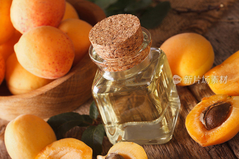 健康杏油在一个玻璃瓶宏。水平