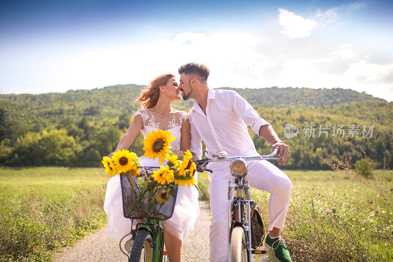 浪漫的年轻情侣在自行车上接吻