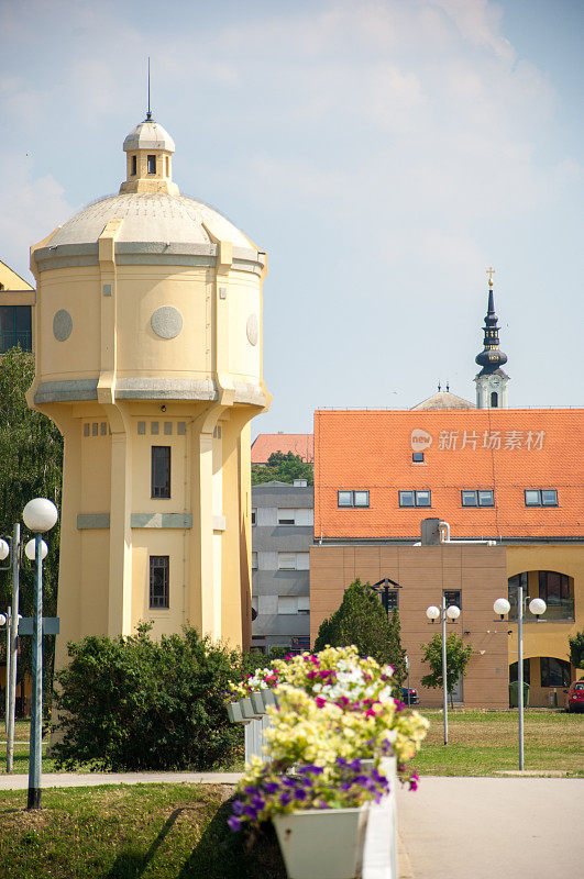 武科瓦尔的弗拉尼奥图季曼广场上的老水塔