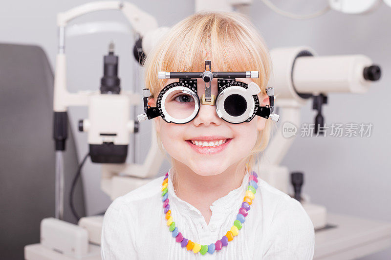 小女孩在检查她的视力