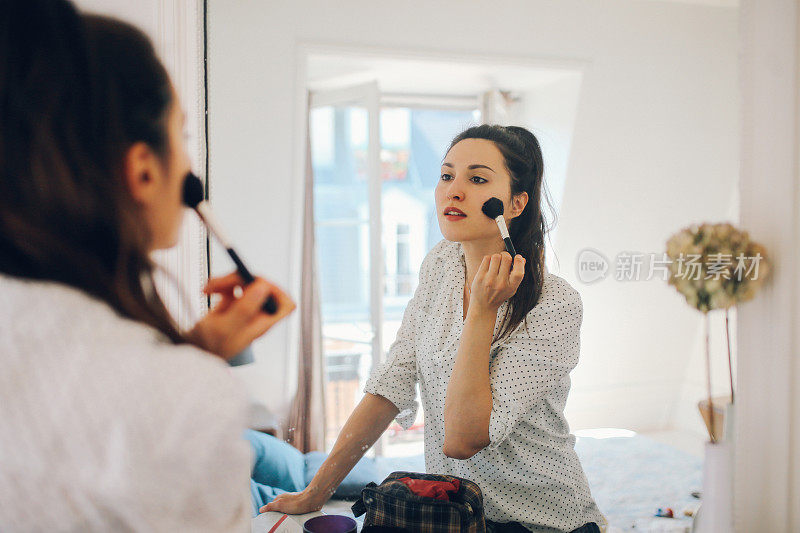 年轻的巴黎女子正在化妆