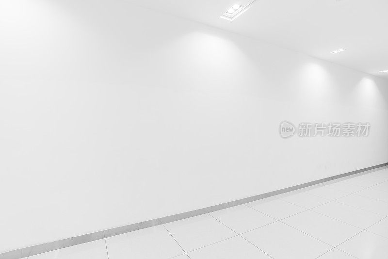 白墙走廊