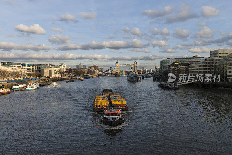 装载集装箱的驳船在伦敦塔桥旁