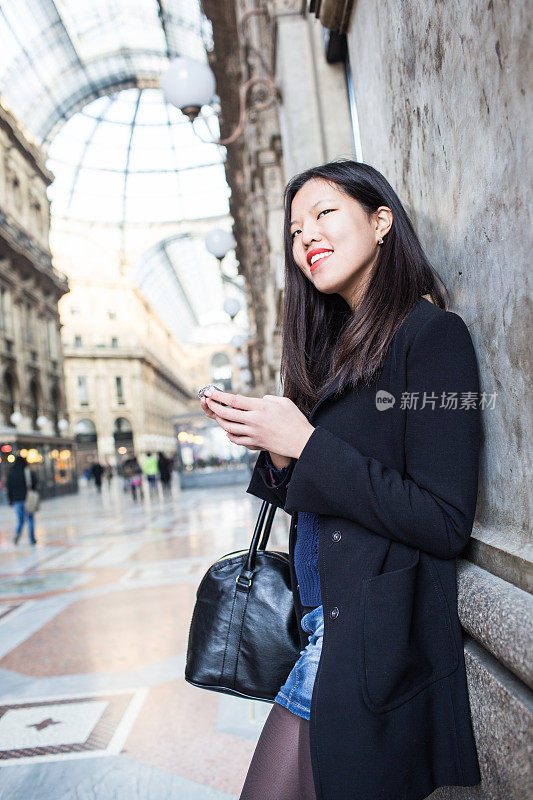 中国女孩在意大利米兰大教堂广场打电话