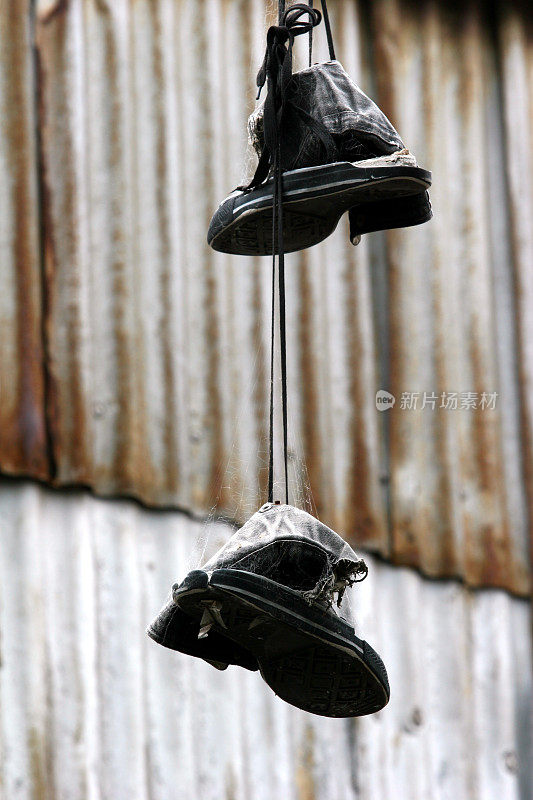 旧鞋子挂在电线上