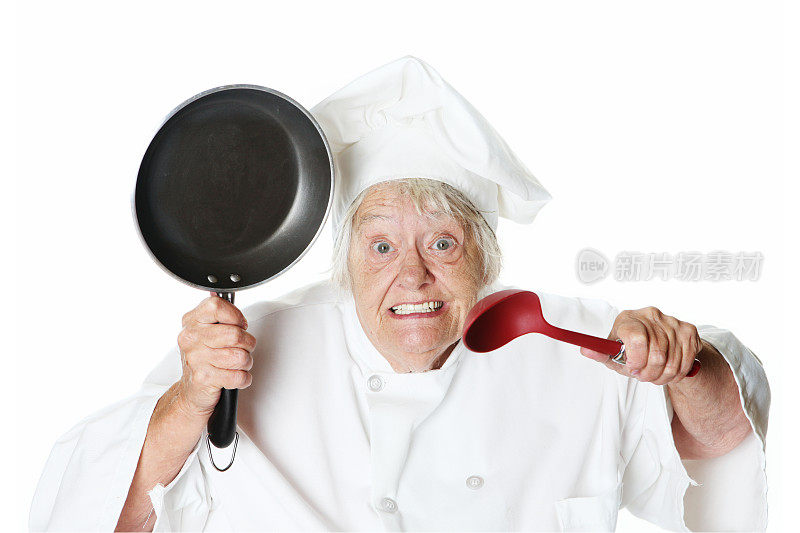高级幽默:厨师拿着勺子和平底锅做鬼脸
