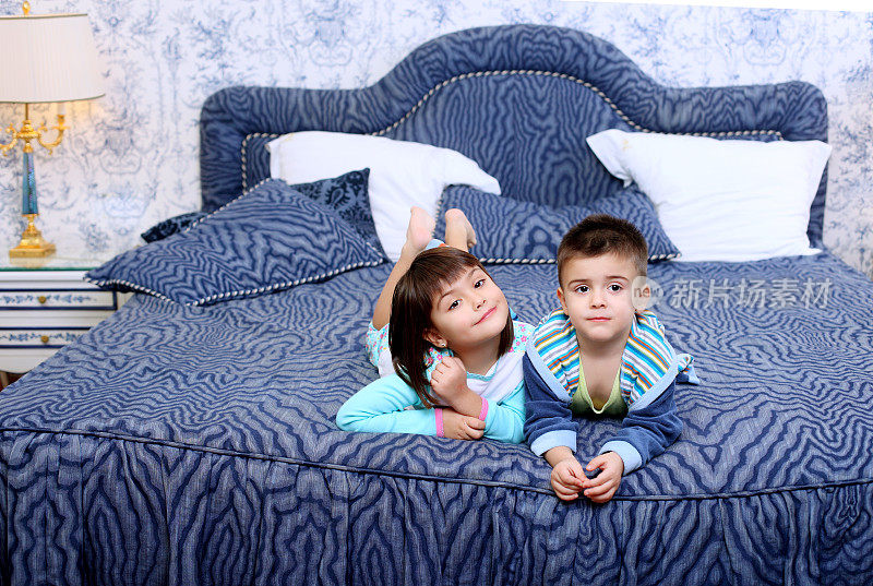 弟弟和妹妹在卧室的床上