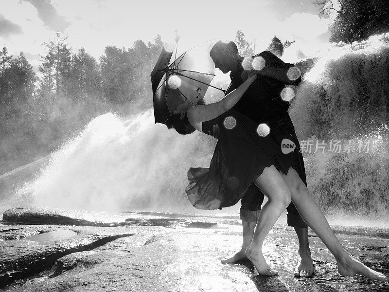 瀑布旁的情侣舞