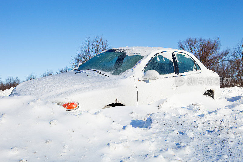 一辆车被困在雪地里