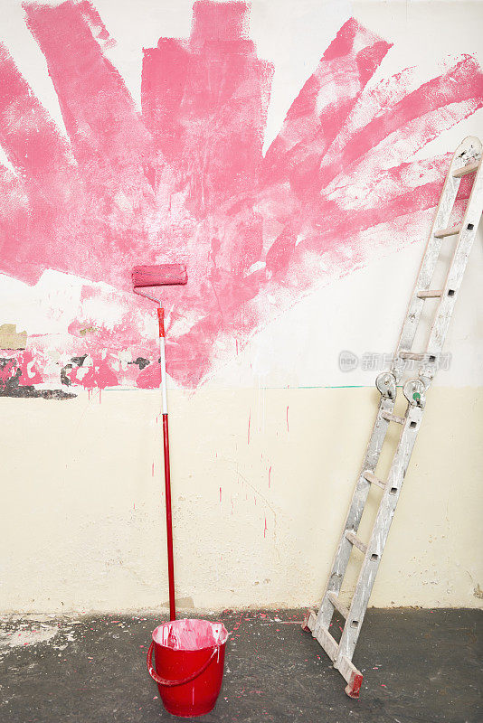 油漆设备和室内墙壁粉红色油漆